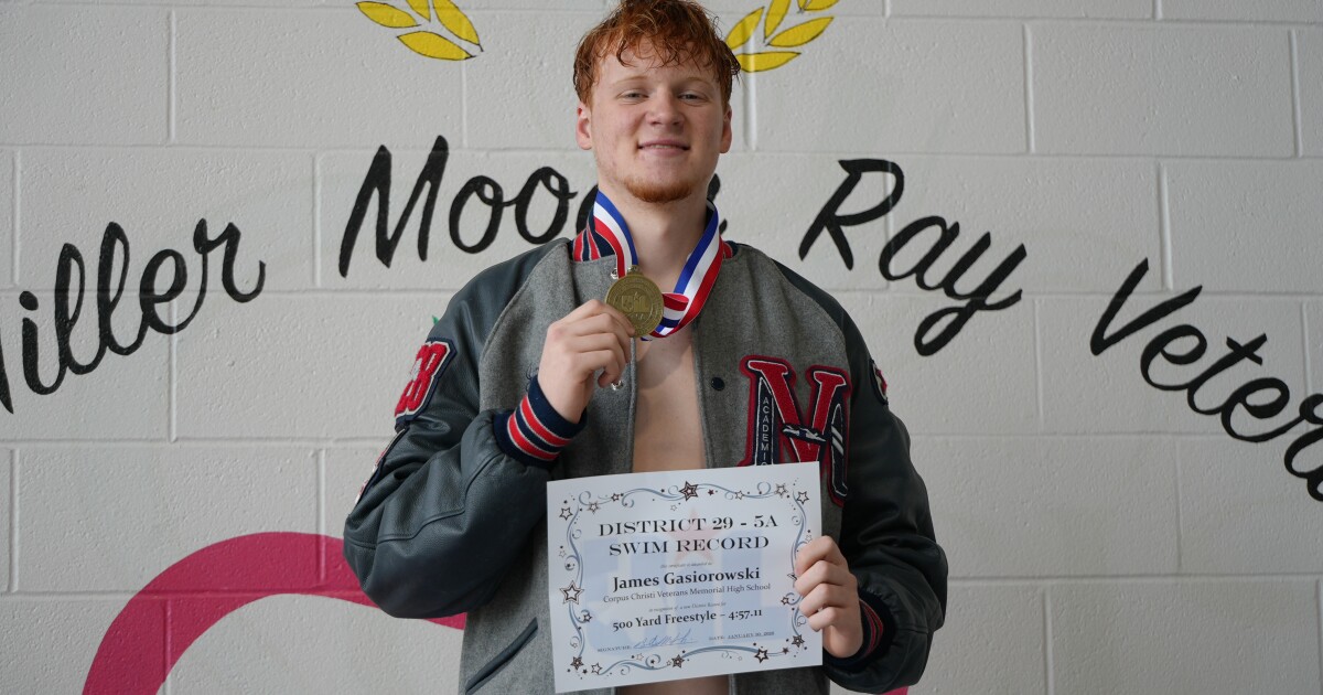 Veterans Memorial's Gasiorowski breaks record, Flour Bluff wins team title