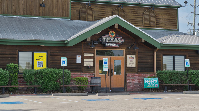 Texas Roadhouse location with a sign to join the waitlist