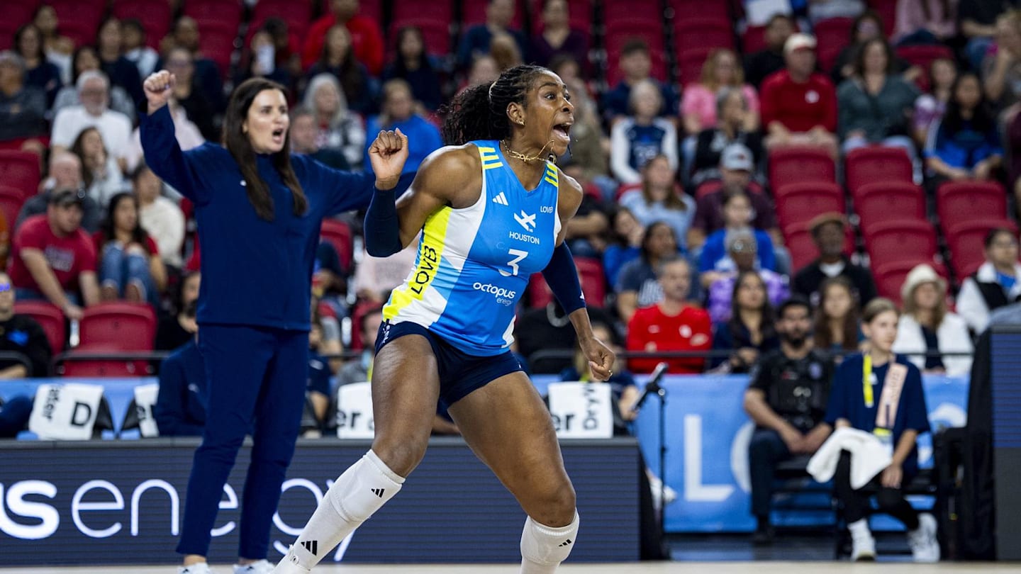 Thompson & Mruzik Lead Houston To Dominant 3-Set Victory Against Nebraska