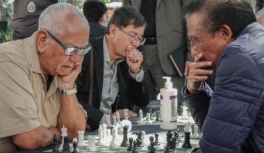 Hombres juegan una partida de ajedrez en la Alameda Central, en el Centro Histórico, donde de manera habitual se reúnen los viernes