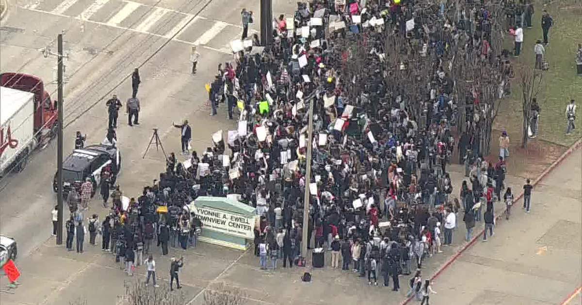 Dallas ISD students hold large ICE walkout