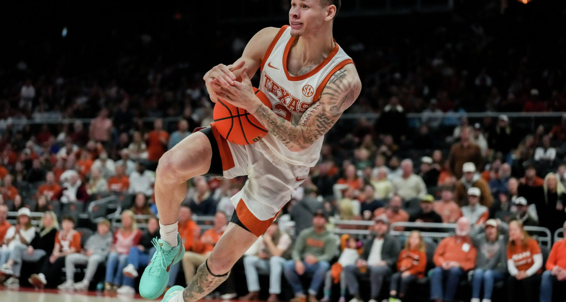 Why Texas basketball coach has kept faith in his bench