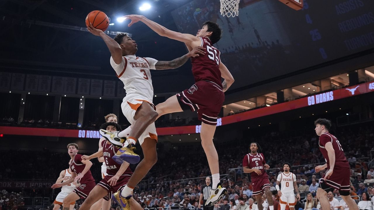 Texas beats South Carolina behind Swain's 22 points, 10 rebounds
