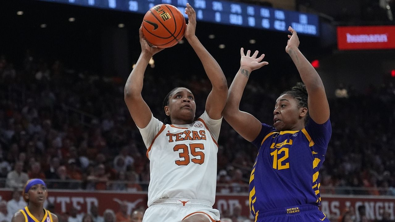 Booker and Crump push No. 4 Texas over No. 5 LSU 77-64 as Longhorns run home win streak to 39