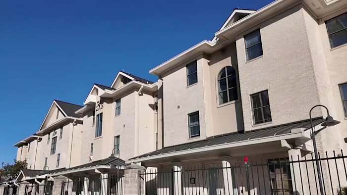 Armed robbery outside University of Houston townhome community frightens and frustrates students