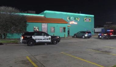 North Houston restaurant customer opens fire outside business; bystander shot
