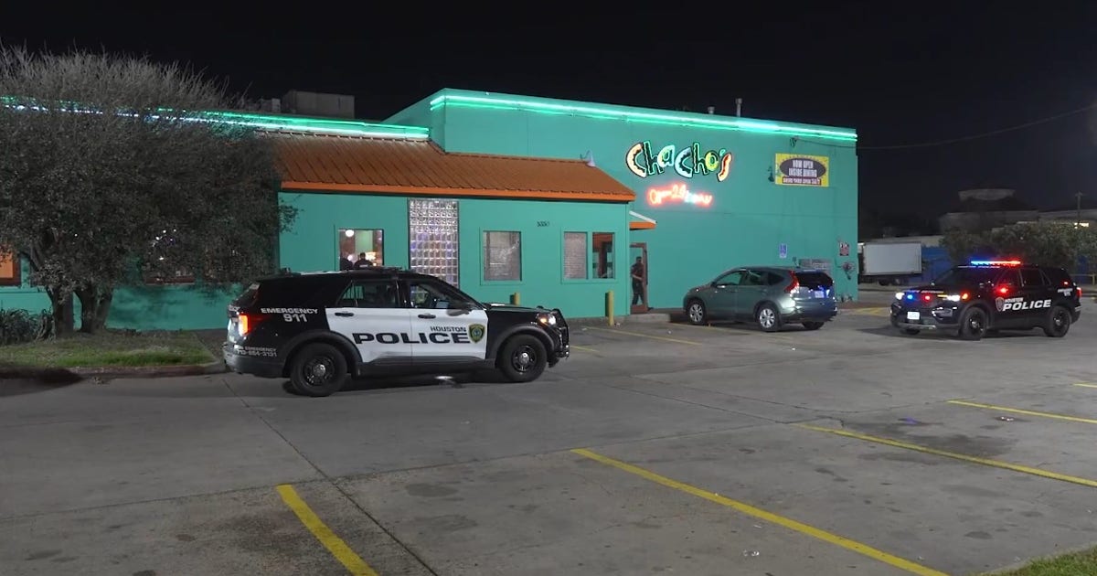 North Houston restaurant customer opens fire outside business; bystander shot