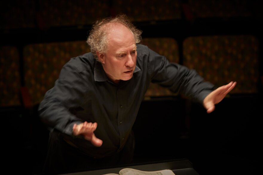 Jeffrey Kahane at the podium.