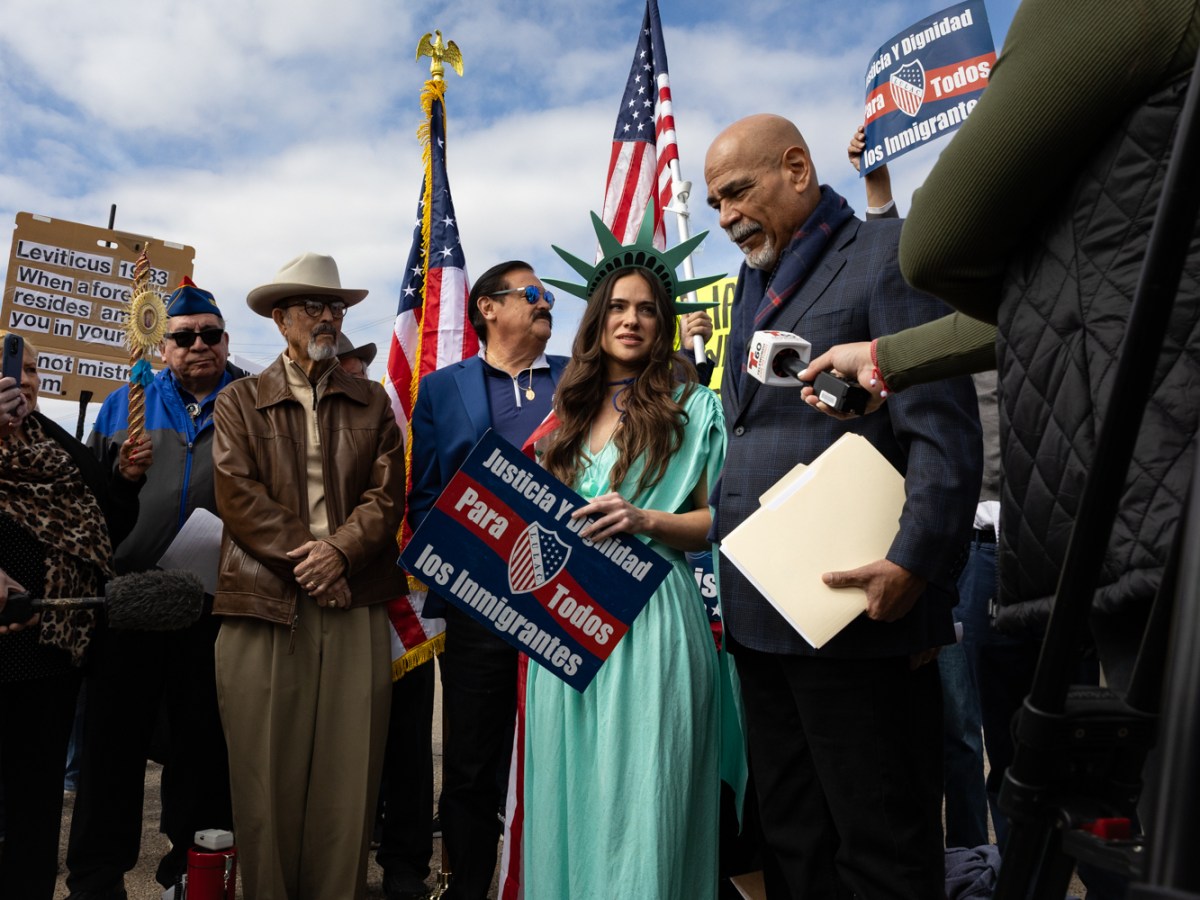 What we saw as anti-ICE activists demonstrated Sunday outside the Dilley detention center