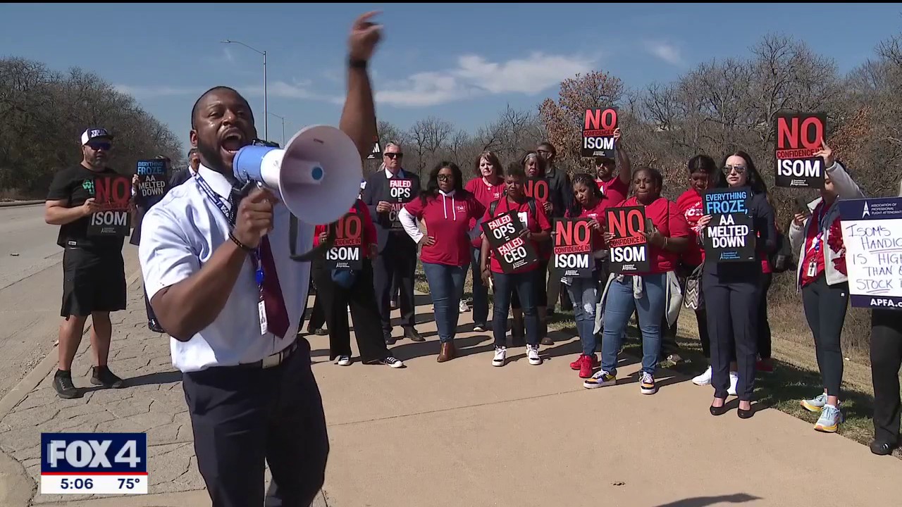 American Airlines flight attendants hold protest in Fort Worth against company leadership