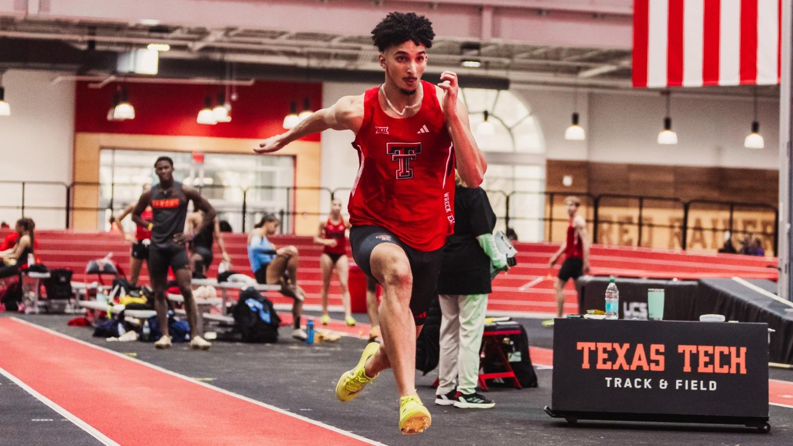 Shaemar Uter running out of the blocks as the first leg of the 4x400 relay