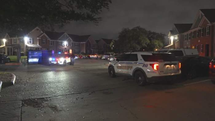 Man shot outside apartment in west Harris County