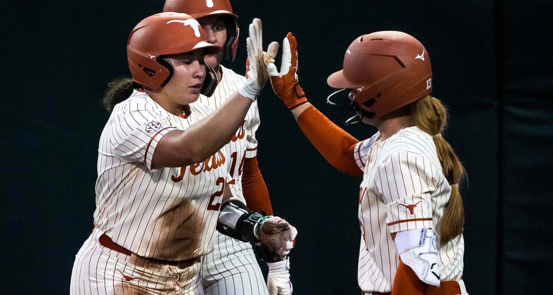Texas softball ace throws shutout as UT wins two Sunday