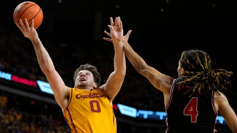 Iowa State guard Nate Heise (0) drives to the basket...