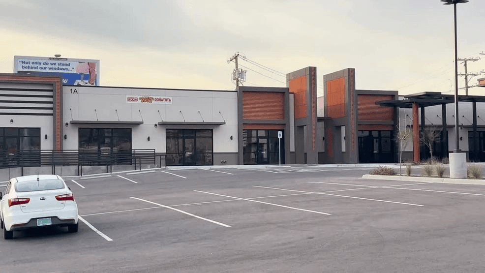 New OXXO and Dona Tota 'coming soon' to Abha shopping plaza in West El Paso. Jan. 21, 2026. Credit: KFOX14/CBS4