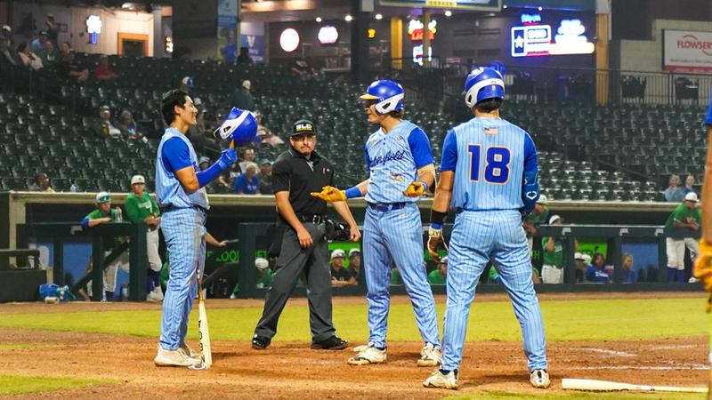 Roadrunners Power Past Texas A&M-Corpus Christi, 7-4