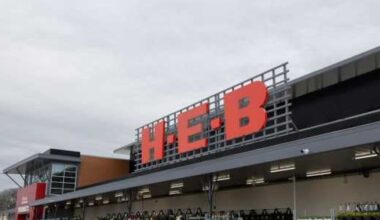 H-E-B cuts ribbon on expanded Hancock Center store
