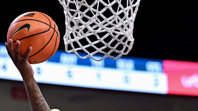 Arizona guard Jaden Bradley makes a layup against the Houston...