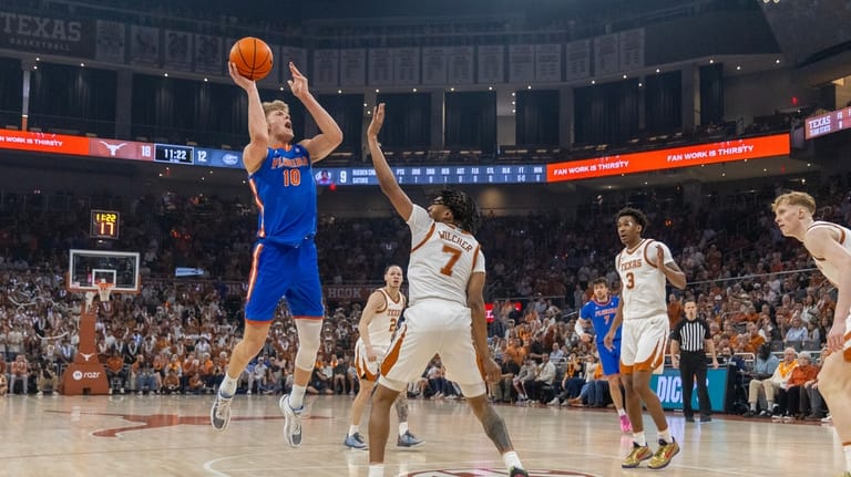 Florida forward Thomas Haugh (10) shoots over Texas guard Simeon...
