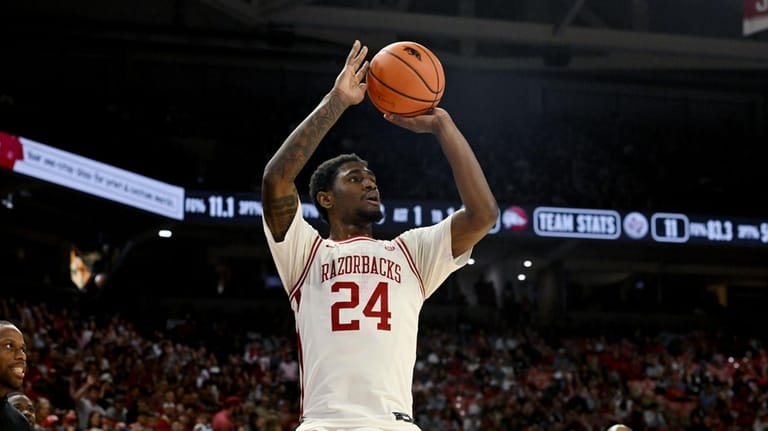 Arkansas guard Billy Richmond III shoots a 3-point shot against...
