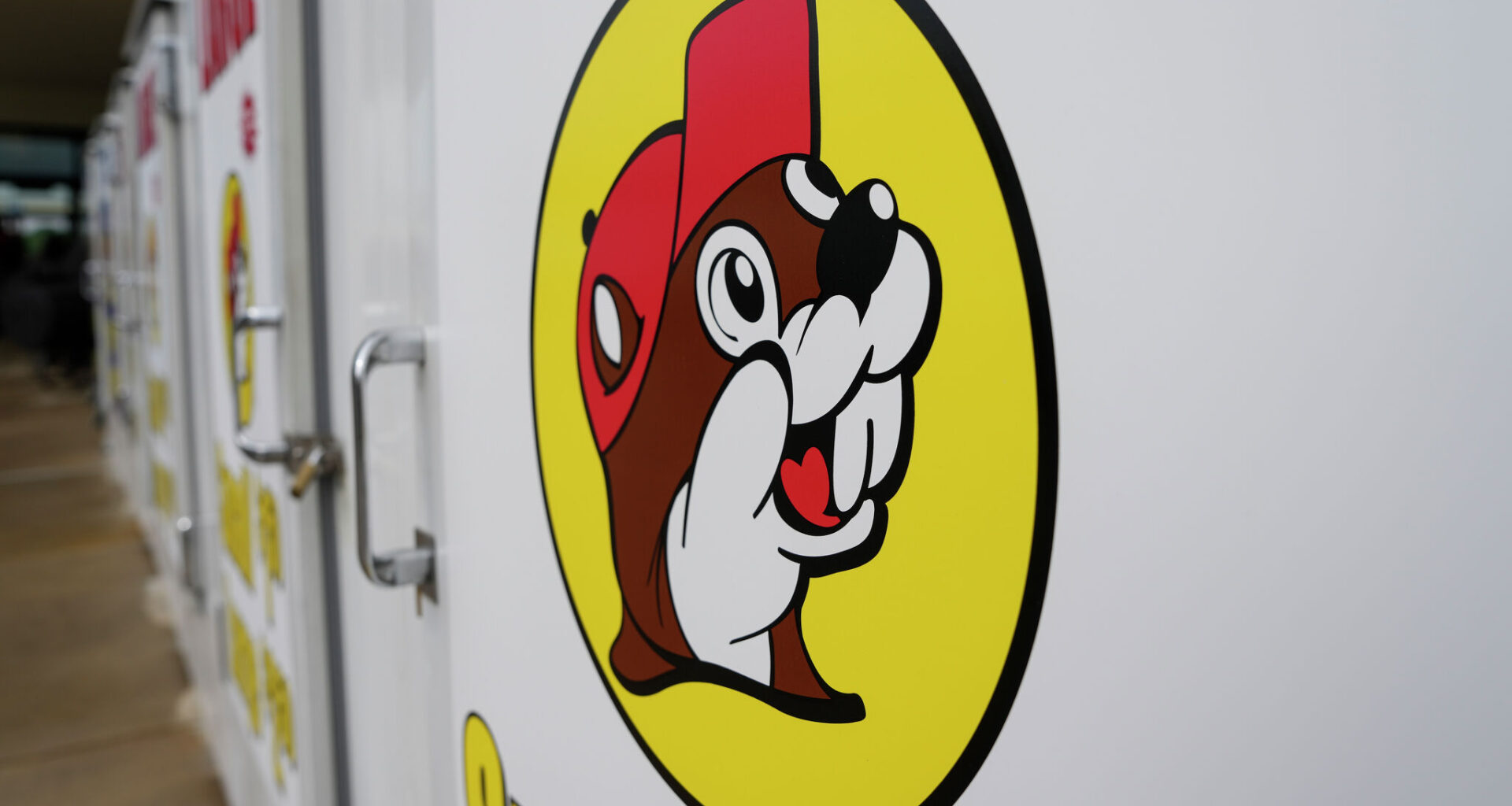 Texas chain Buc-ee’s sues Ohio company Mickey’s over mascot, name