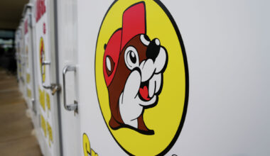 Texas chain Buc-ee’s sues Ohio company Mickey’s over mascot, name