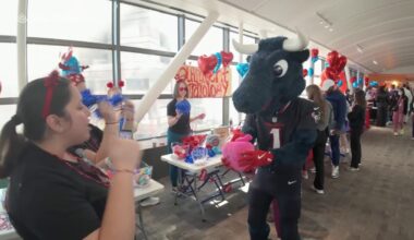 Houston Texans Visit Texas Children’s Hospital for Heart Month