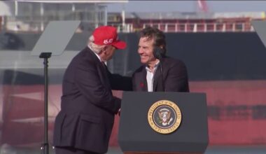 Dennis Quaid greets crowd at President Trump's rally in Corpus Christi