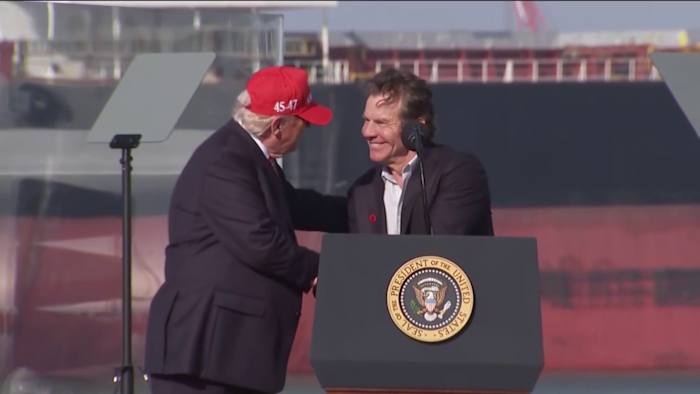 Dennis Quaid greets crowd at President Trump's rally in Corpus Christi