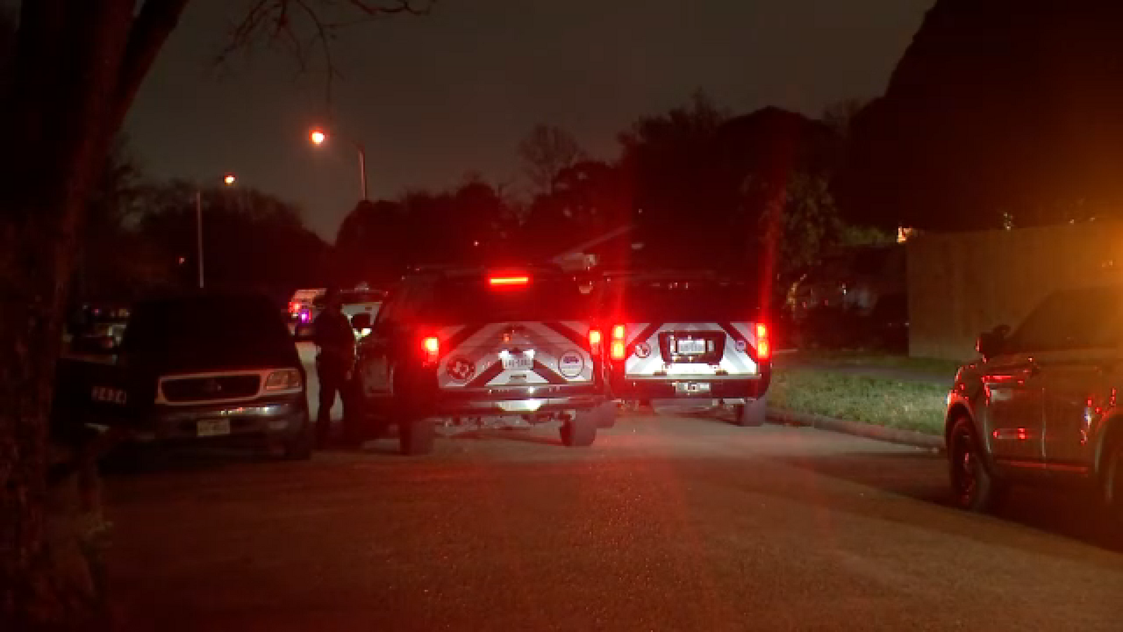 19-year-old dead after being shot, crashing vehicle into parked car and garage in northwest Harris County, HCSO says
