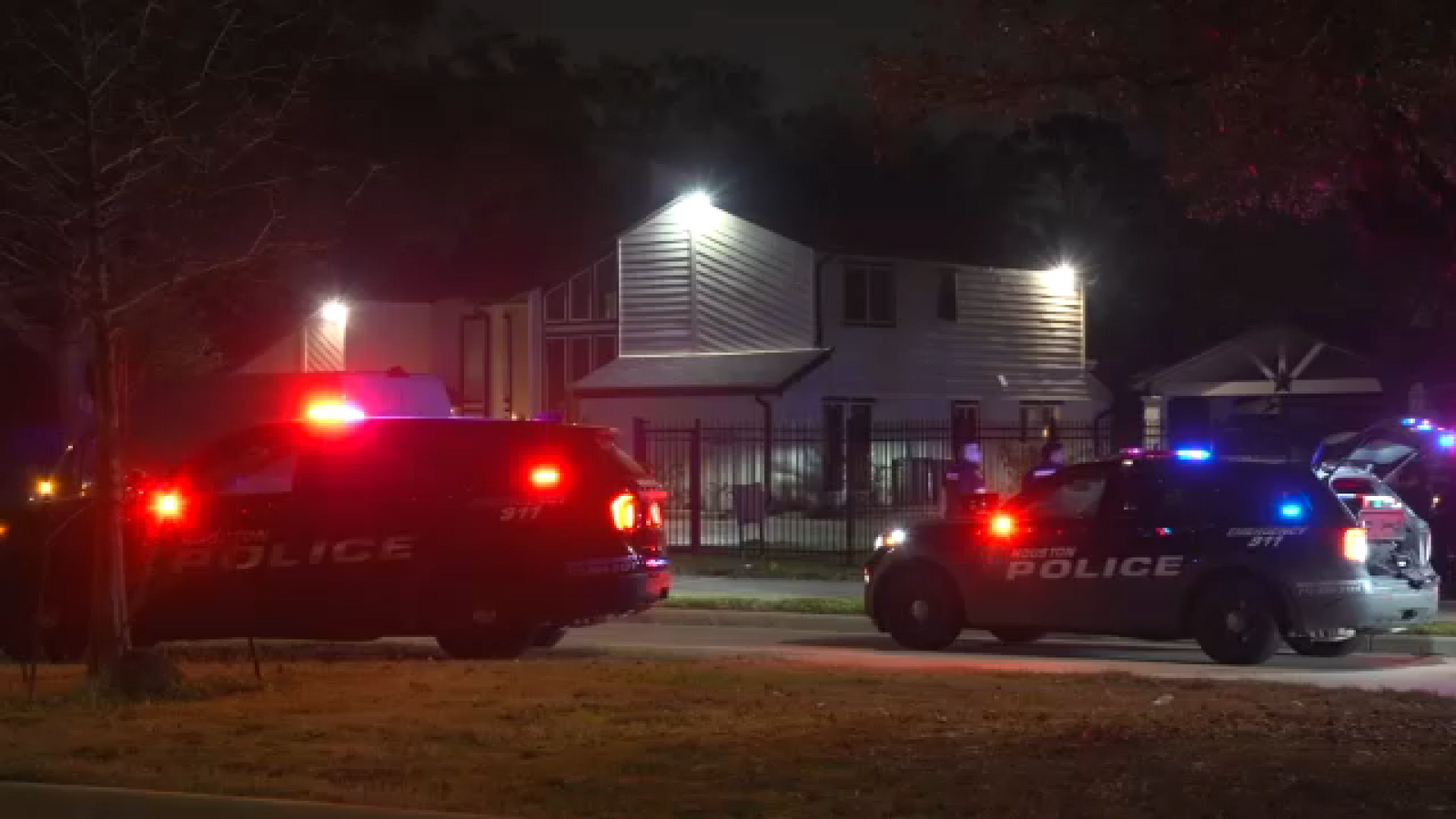 Shooting in SW Houston home on South Kirkwood leaves homeowner dead, suspect injured, police say