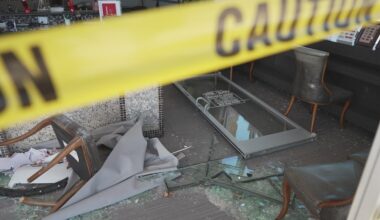 SUV crashes into Benbrook nail salon, injuring two employees