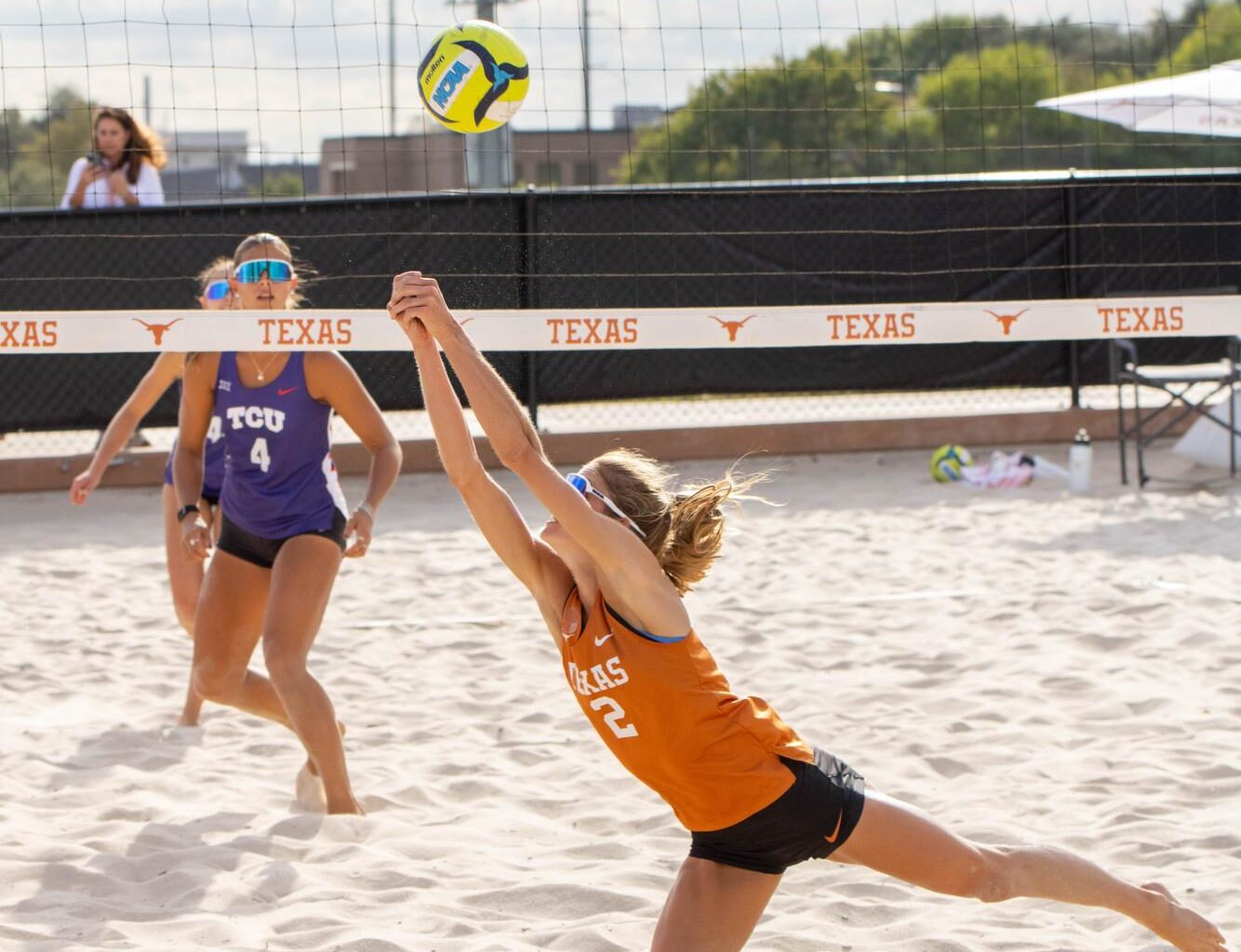 Roster depth shapes Texas beach volleyball entering 2026 season – The Daily Texan