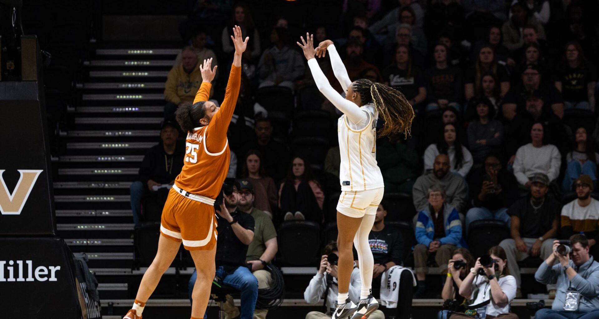 No. 5 Vanderbilt upsets No. 4 Texas, 86-70, in the first top-5 matchup on West End since 1995 – The Vanderbilt Hustler