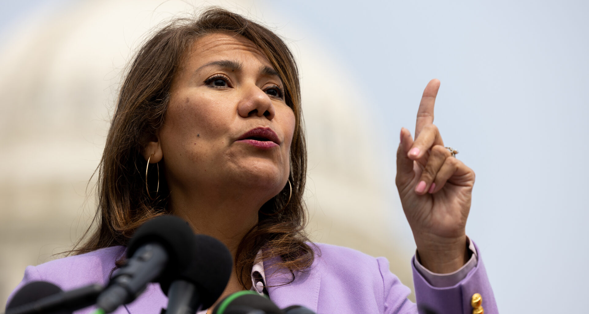 Escobar leads Dems' call for ICE to close El Paso camp