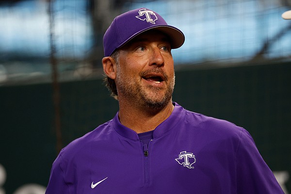 Arkansas baseball notebook: Dave Van Horn sees former player in opposing dugout, Razorbacks complete 4 in 4 trip