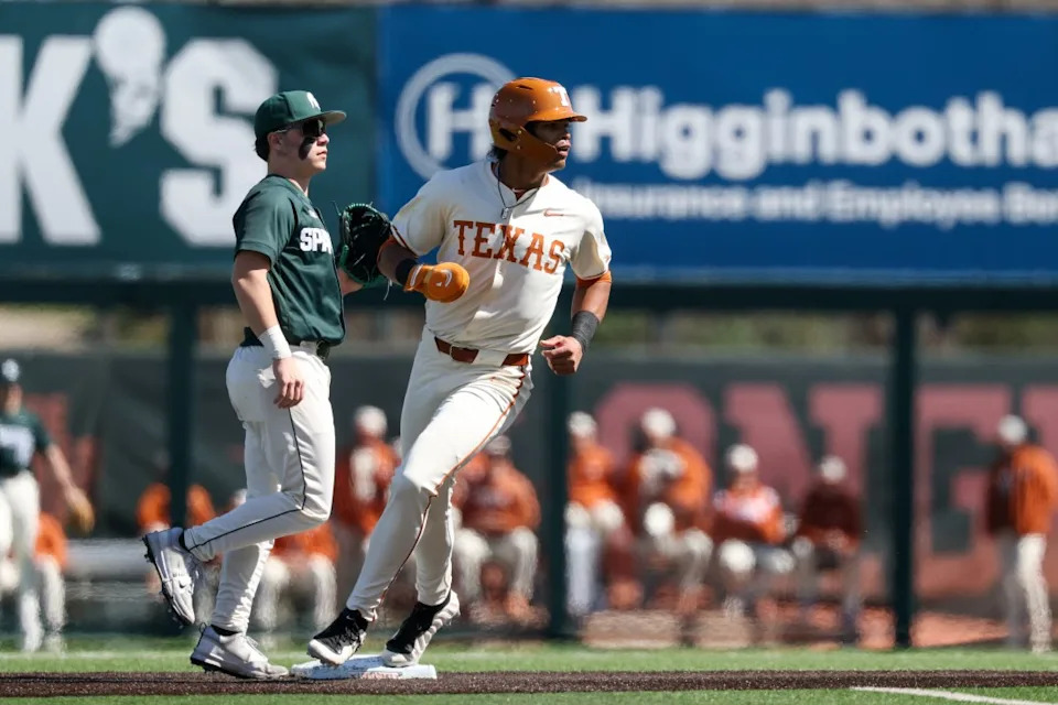 AUSTIN, TX – FEBRUARY 22: Outfielder Jonah Williams #9 of the Texas Longhorns takes second after a wild pitch during the college baseball game between Texas Longhorns and Michigan State Spartans on February 22, 2026, at UFCU Disch-Falk Field in Austin, TX. (Photo by David Buono/Icon Sportswire via Getty Images)