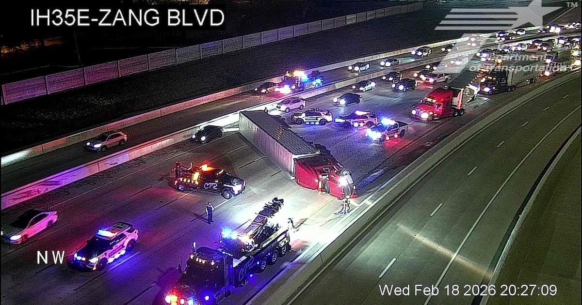 Crash on I-35E in Oak Cliff closes multiple lanes Wednesday evening