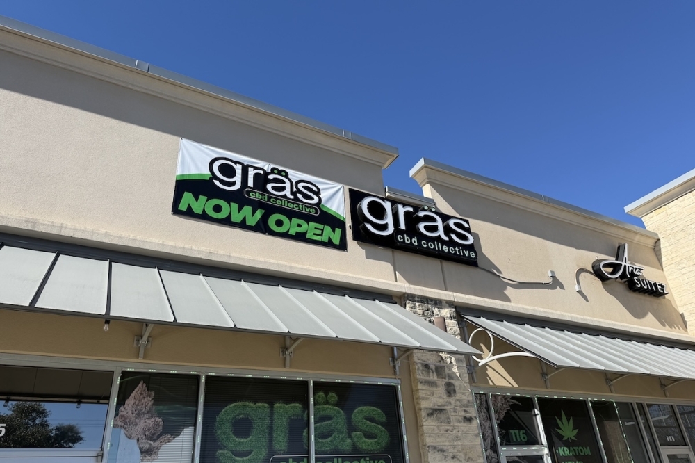 The CBD and smoke shop is located just north of Loop 1604 near the Redland Plaza shopping development. (Andrew Creelman/Community Impact)