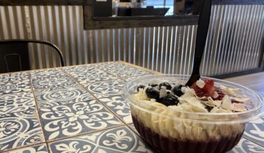 The O.G. Acai Bowl filled with oats, fruits, chocolate chips and honey. (Andrew Creelman/Community Impact)