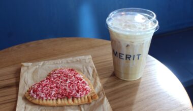 An image of a coffee and cookie served at the coffee shop.