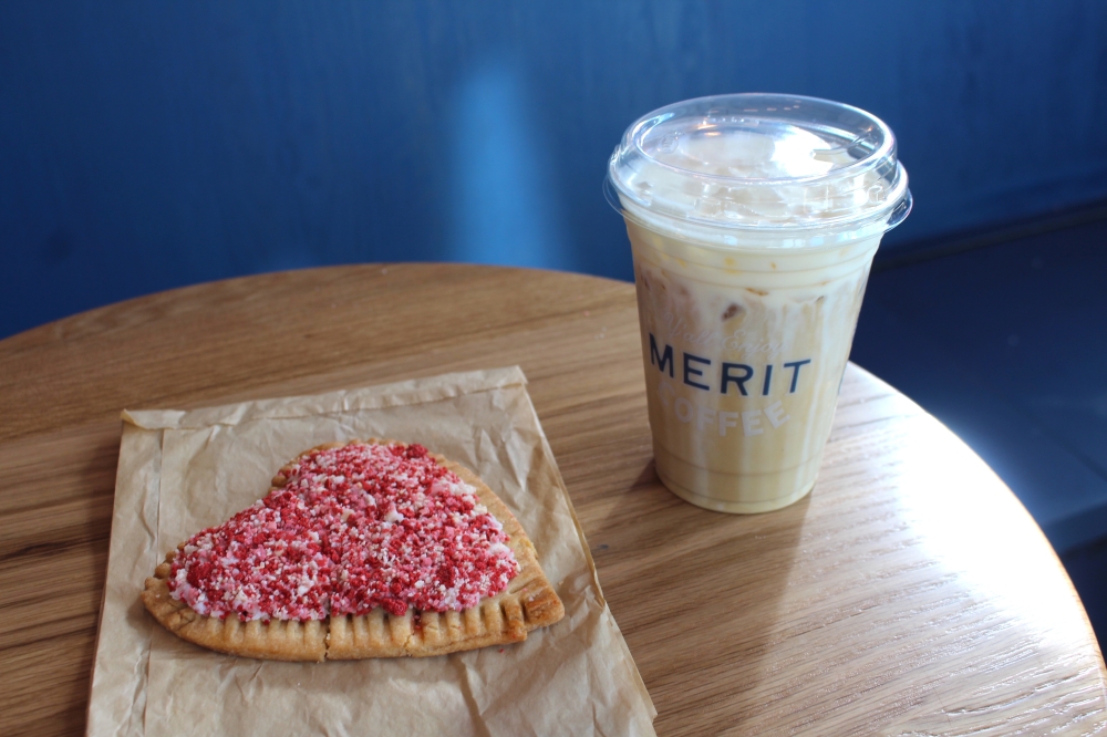 An image of a coffee and cookie served at the coffee shop.