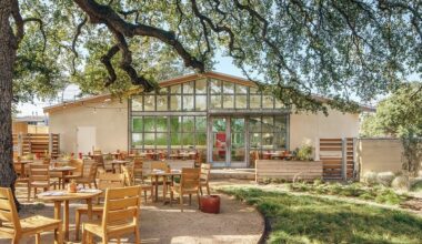 The Vinaigrette property has an outdoor seating area shaded by a large Live Oak. (Courtesy Vinaigrette/Casey Dunn)