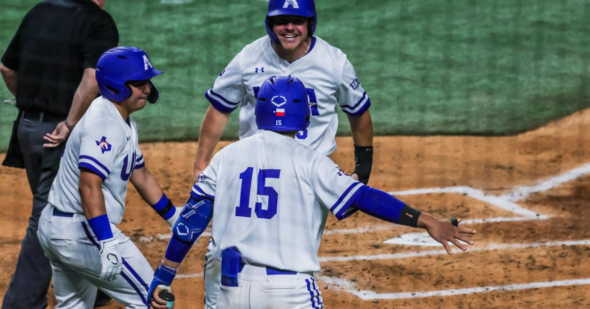 UT Arlington baseball upsets top-10 Texas Christian University 11-8 in Globe Life Field thriller | Baseball