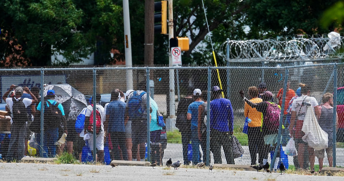 Dallas should toughen rules for homeless street feedings