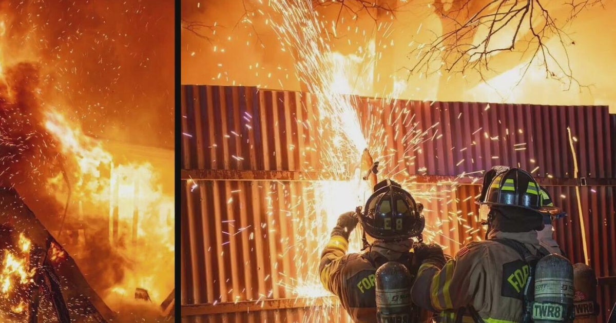 Fire at Fort Worth auto shop burns cars, damages nearby buildings