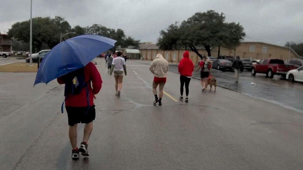 The start of the race was wet enough that some participants used umbrellas to stay dry. Cupid's Chase 5K (photo: Chikage Windler)
