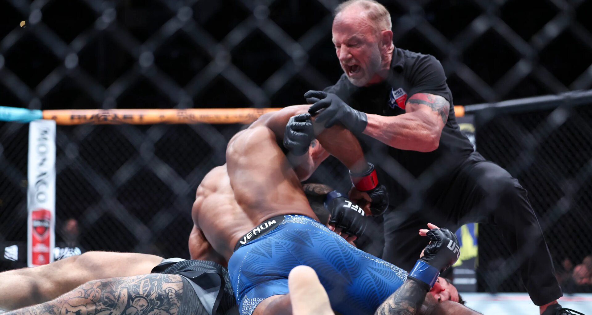 Referee overreacts to Jacobe Smith knockout