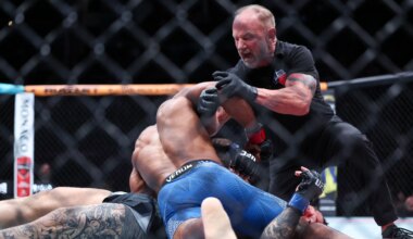 Referee overreacts to Jacobe Smith knockout