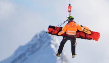 Lindsey Vonn crashes in Olympic downhill, taken away by helicopter